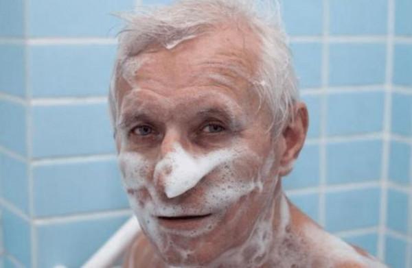 為何老人身上會有一股味？建議：50歲後保持3個習慣，老了或沒味