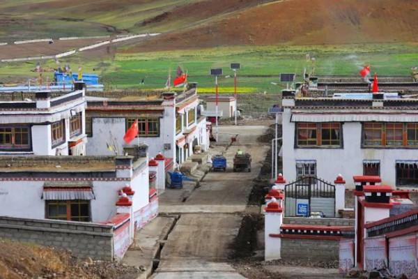 中印邊境第一村，邊境線倚村而過，戶戶都掛“祖國萬歲”