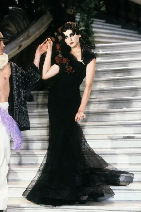 98年的迪奧，每件服裝都好貴氣，30年後看都感覺太時髦了