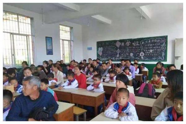 媽媽去開家長會,卻因為穿著被老師婉拒,“要不你換件衣服?” 媽媽去開家長會,卻因為穿著被老師婉拒,“要不你換件衣服?”