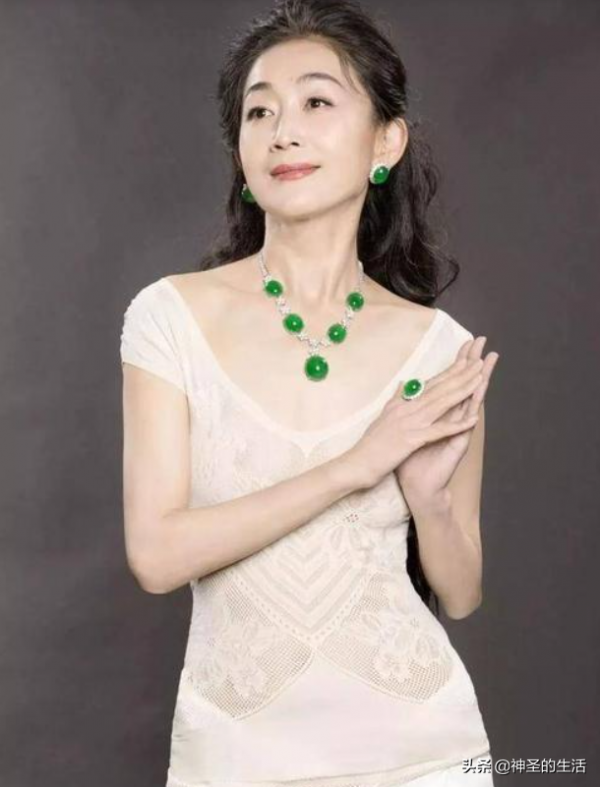 驚：窮得叮噹響的&OpenCurlyDoubleQuote;趙美蘭&rdquo;，現實中擁有的珠寶按筐來計算