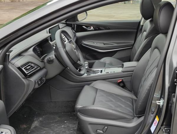 新款長安銳程CC實車圖曝光！車頭造型小改，搭載藍鯨1.5T