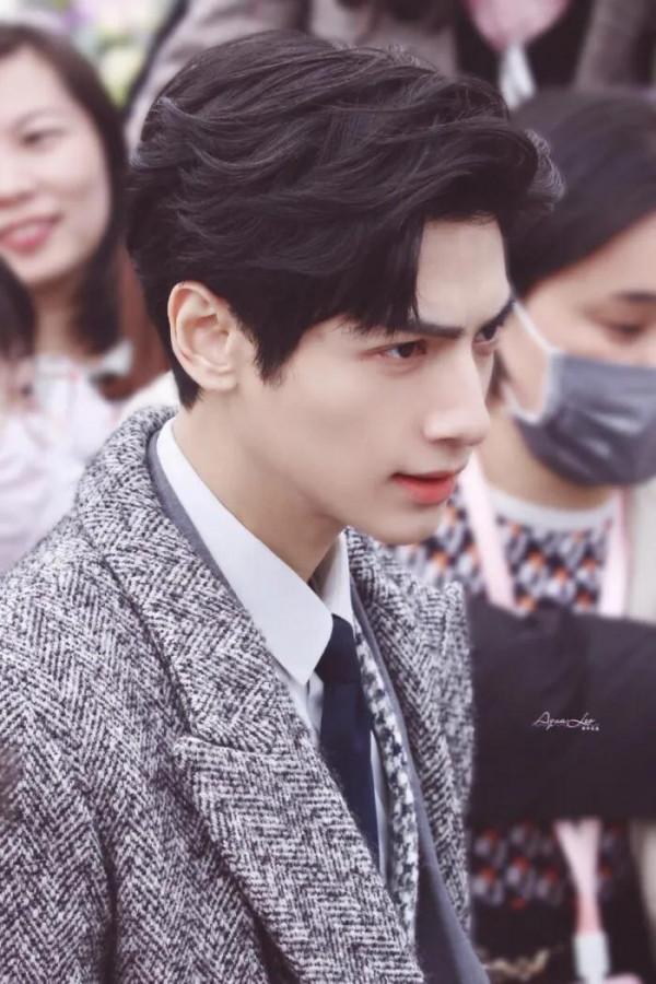 羅雲熙明星桌布：你的眼神在溫柔些，月亮會融化，我也會