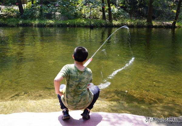 遊走青山秀水間，遛娃嬉戲好休閒