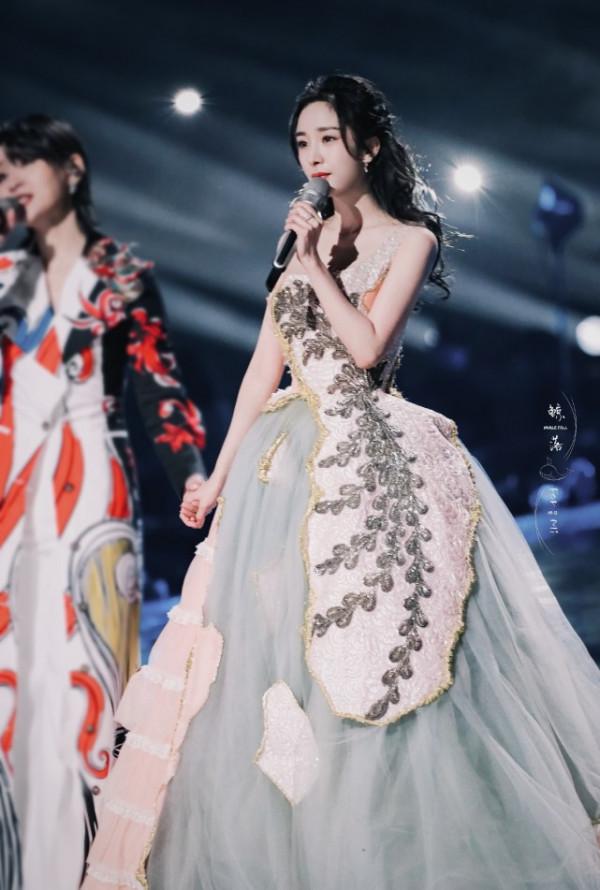 黑髮紅唇紅裙，楊冪雪中漫步重回林蕭，當年紅裙全球僅一件