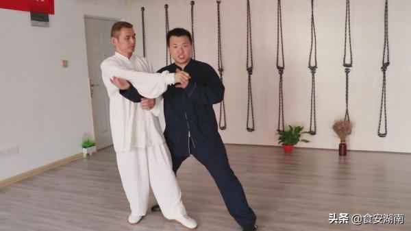 太極單手側面纏絲功是一種複合勁，攻防一起，防守與攻擊同時發動