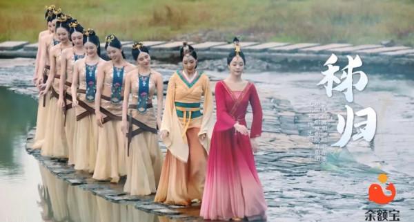 誰能想到，最想要的古裝戲在綜藝裡看見了