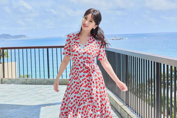 趙雅芝海邊度假大片釋出甜美可人 穿波點紅裙笑容粲然似仙女
