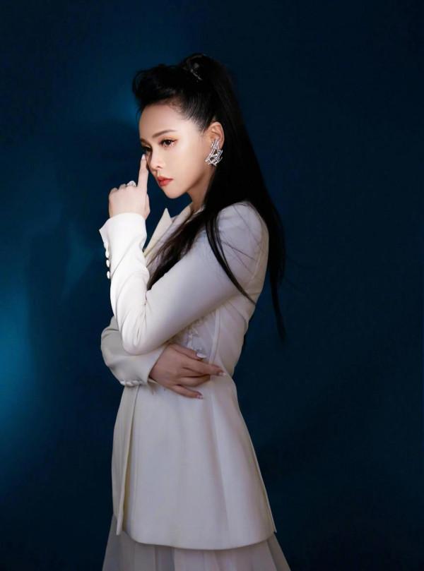 甜美女神伊能靜,真性情、真颯爽的“女豪傑” 甜美女神伊能靜,真性情、真颯爽的“女豪傑”