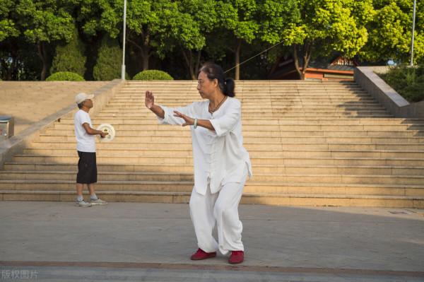 “中指領勁，還是食指領勁”？楊氏太極拳起勢的教學細節