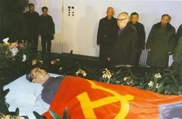 1976年1月8日，敬愛的周總理與世長辭，他一生為國為民，鞠躬盡瘁