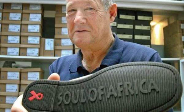 69歲英國億萬富豪，娶33歲中國外賣員後連生3娃，離世後財產平分