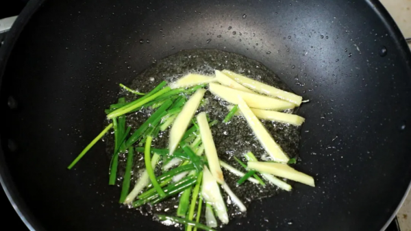 這才是蔥油雞最好吃的做法，不加一滴水，肉質鮮嫩咬一口蔥香四溢