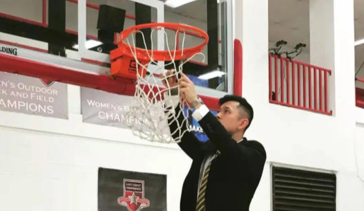 28歲中國人在美國擔任籃球教練，全美大學籃球首位中國主教練