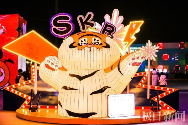 武漢歡樂谷千餘燈組亮相，遊客暢玩“虎園新世界”