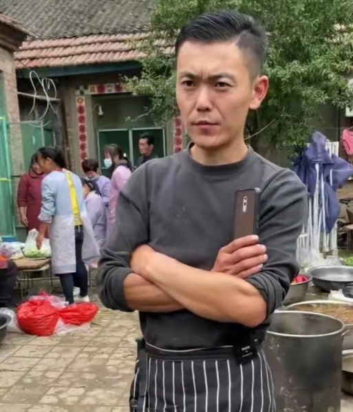 山東大哥辦村宴,一天炸肉兩噸半,全年無休,每桌只掙二三十 山東大哥辦村宴,一天炸肉兩噸半,全年無休,每桌只掙二三十