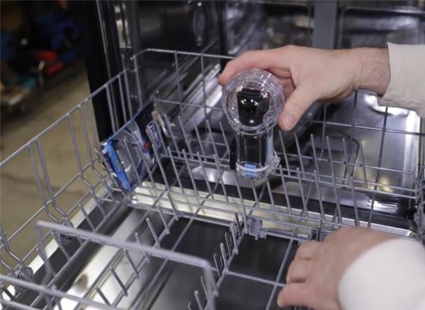 洗碗機怎麼把碗洗乾淨？老哥把攝像機放進去後，網友：原來如此