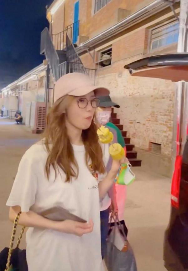 劉詩詩路邊吃玉米被偶遇,穿T恤配奶奶褲,美得就像小姑娘 劉詩詩路邊吃玉米被偶遇,穿T恤配奶奶褲,美得就像小姑娘