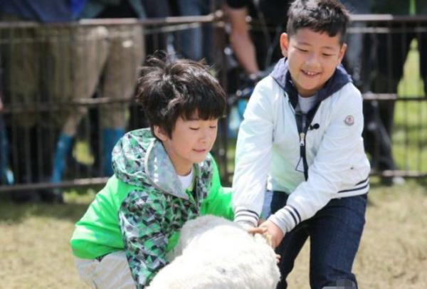 八年過去了,kimi蘑菇頭依舊,森碟盡顯女神範,石頭變化好大 八年過去了,kimi蘑菇頭依舊,森碟盡顯女神範,石頭變化好大