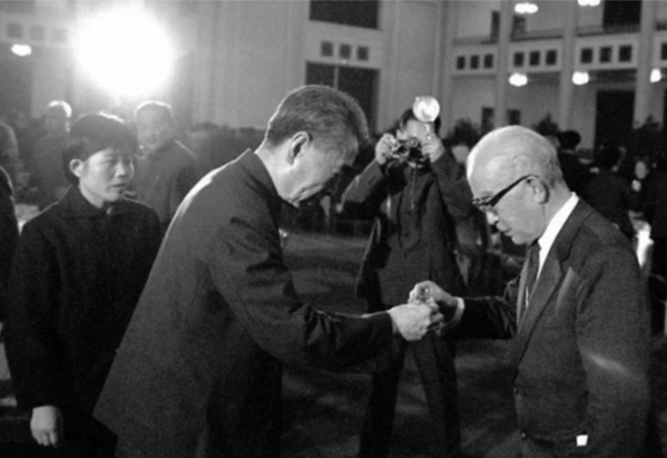 1976年,日本一老人來北京悼念總理,追悼會上直言:我是總理的弟弟 1976年,日本一老人來北京悼念總理,追悼會上直言:我是總理的弟弟
