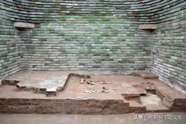 盜墓者通曉墓地風水，在內蒙古找到一座貴族大墓，盜挖花了2個月