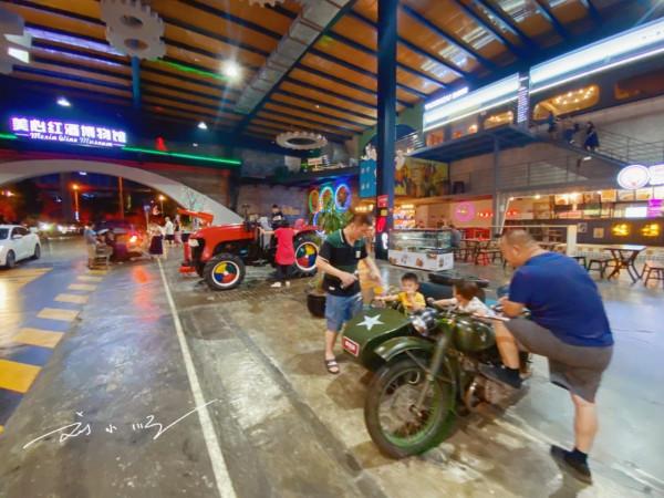 重慶汽博中心旁邊有個“紅酒廣場”，好看又好玩，已成網紅打卡點