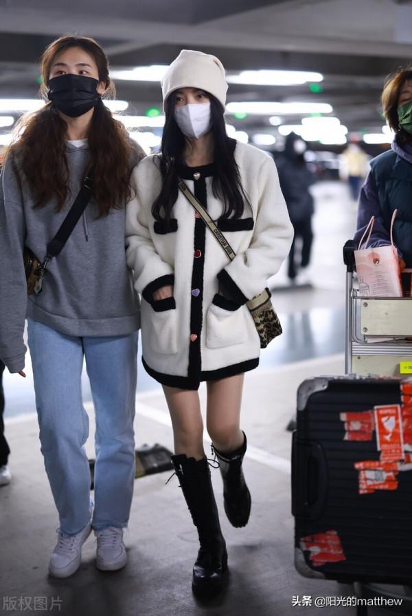 街拍：鞠婧禕白色羊羔絨開衫&plus;騎士靴&plus;手袋精緻可愛