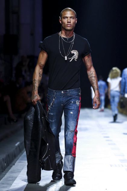 37歲“最帥囚犯”久違現身，當上了電影男主角，比57歲女主顯滄桑