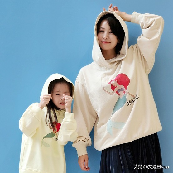 曹曦文母女冬至吃餃子！穿大衣長褲母女同框似烙餅，五官撞臉劉濤