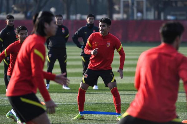 影片｜國足開啟首堂訓練課，李霄鵬：爭取別掉鏈子，過年期間給球迷交出一份滿意答卷