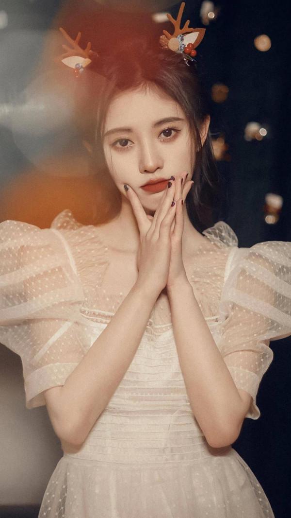 鞠婧禕桌布，有點甜