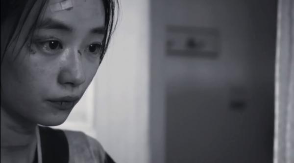 一部黑白電影，充滿腐爛肉香