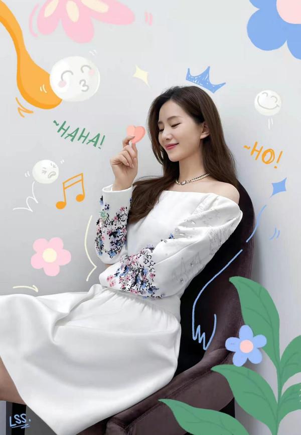 劉詩詩元宵營業照造型封神！穿露肩白裙秀天鵝頸，吳奇隆娶到寶了