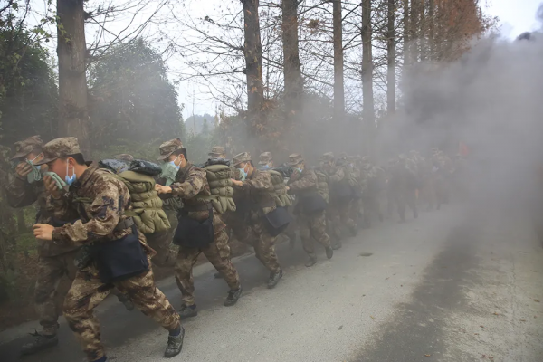 寒冬行軍,新兵首次經歷硝煙戰火 寒冬行軍,新兵首次經歷硝煙戰火
