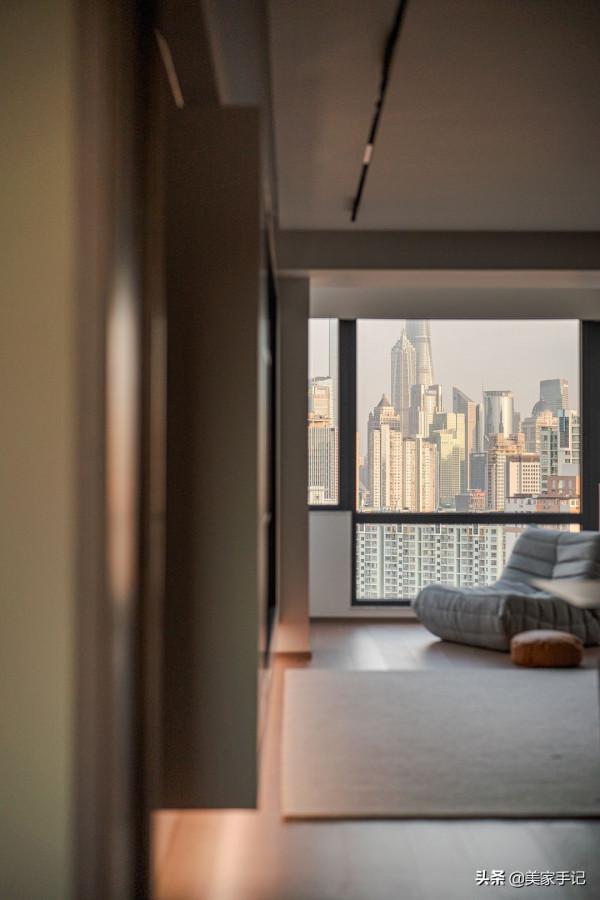 這對夫妻太有遠見，堅持摒棄陽臺，電視牆打滿櫃子，場面實用大氣