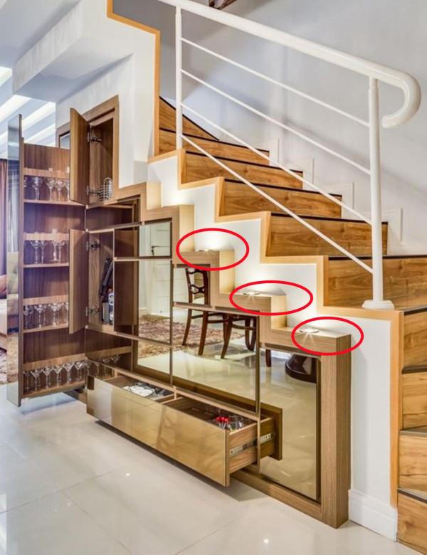 樓梯底下裝鏡面櫃,好好想想,除了放雜物,當餐邊櫃也挺省事的 樓梯底下裝鏡面櫃,好好想想,除了放雜物,當餐邊櫃也挺省事的