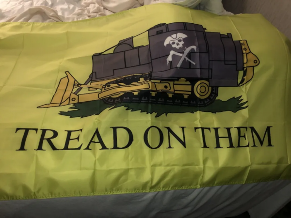 被美國政府欺負後，他做了一輛坦克把市長家推了