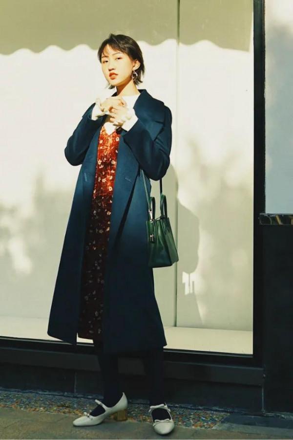 穿大衣時，搭長裙還是短裙？記住“九分穿法”，才能有效顯高瘦