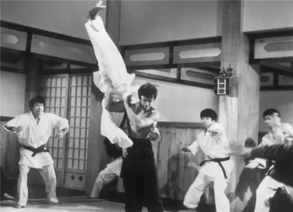 毛主席晚年迷上看電影，中央借來李小龍電影，邵逸夫卻異常緊張