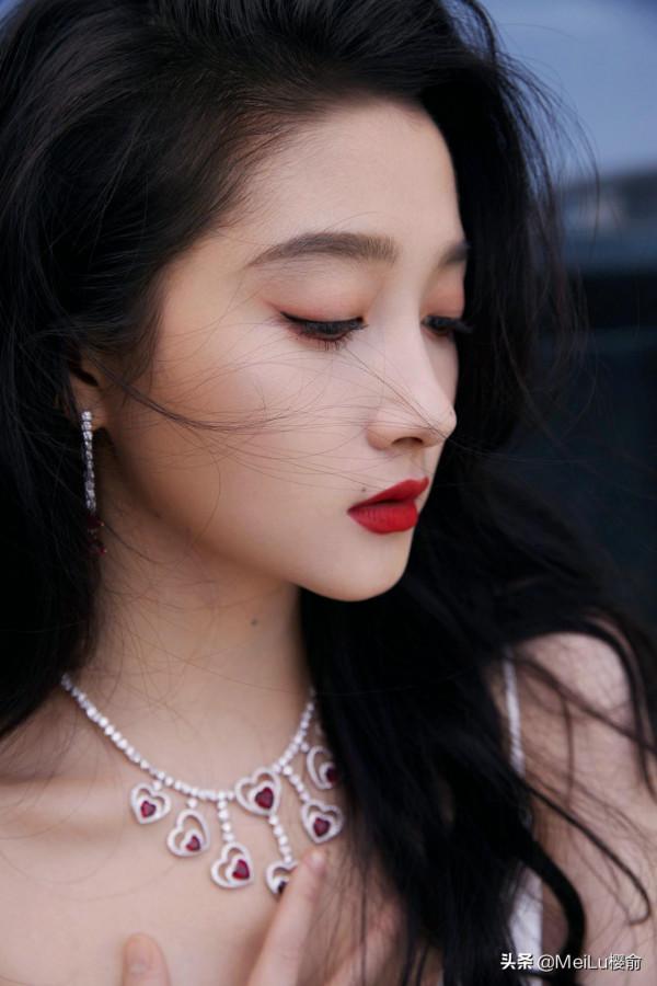 關曉彤越來越有氣質，時尚大氣又好看，大長腿實力搶鏡