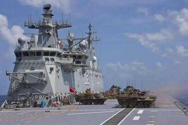 中澳海軍大型兩棲艦隔灣相望，投送艦華而不實，塢登成熟可靠