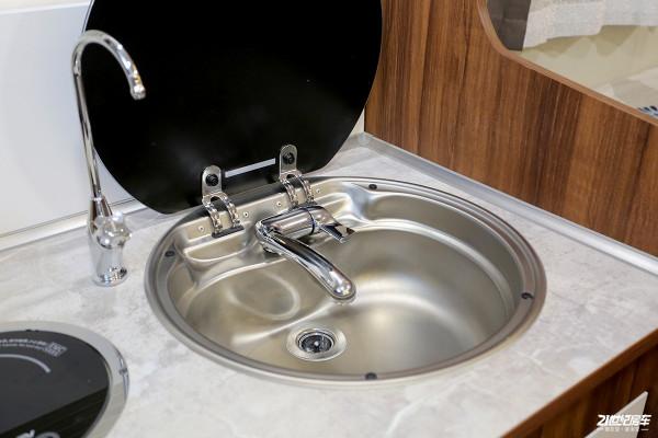 宇通新品，少見的佈局！適合三口家庭假期出遊的單拓展房車