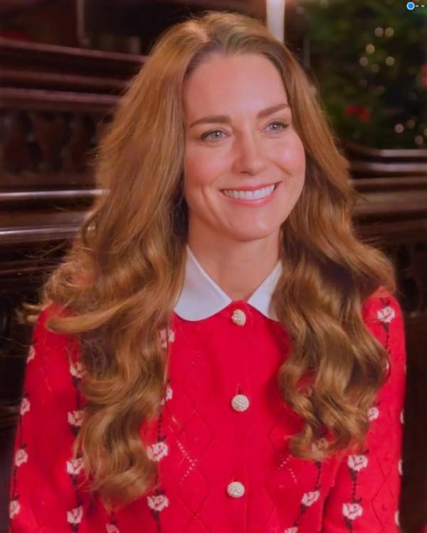 搞氛圍能手上線，凱特聖誕配色接受訪談，萬元開衫隔屏顯喜慶壕氣