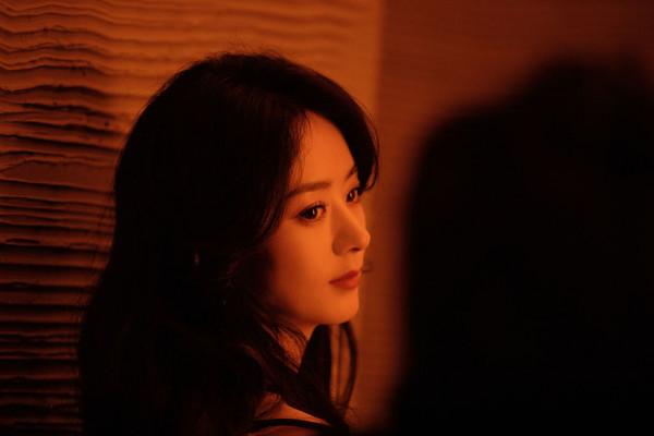 趙麗穎釋出溫柔光影大片 明眸閃耀似點點星光