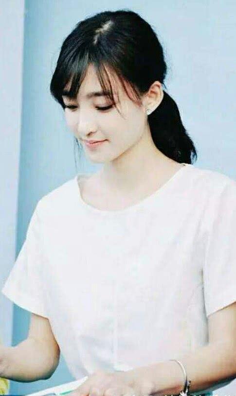 王麗坤踏青出遊，帥氣西裝外套這樣輕鬆上身，酷女孩更灑脫