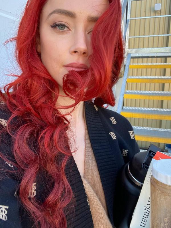 海後湄拉曬海王2幕後照，一頭紅髮還是那麼瘦，但海王自己卻胖了