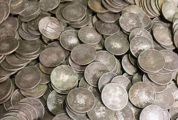 運鈔機墜毀，十萬銀圓從天而降，村民哄搶過後，結局怎麼樣？