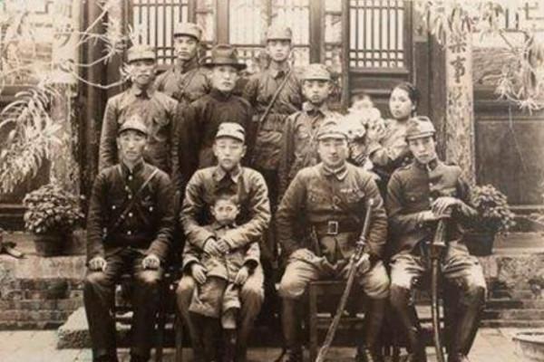 眼看鬼子要屠村，“偽”保長急中生智大喊：“快抓，別讓它跑了”