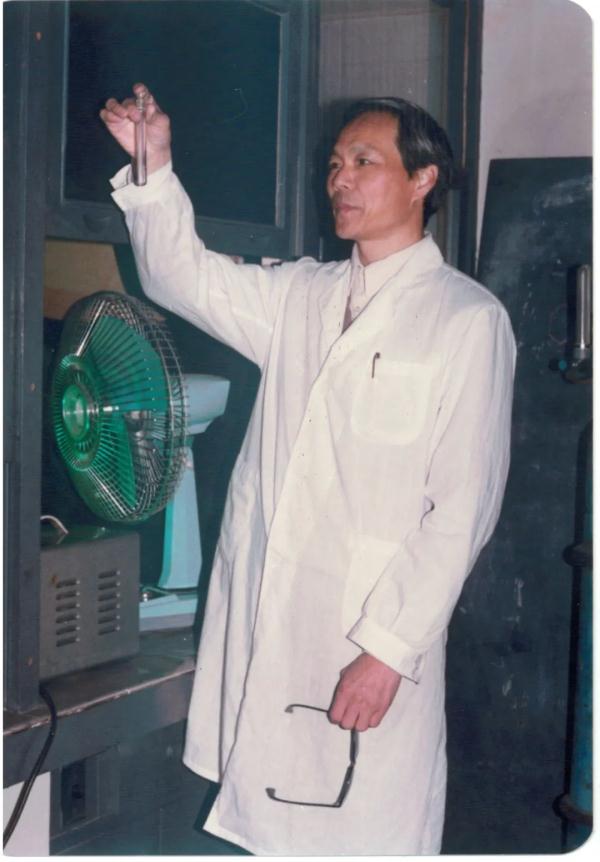 他將超分子化學引入中國，年過八旬依然奮鬥在科研一線