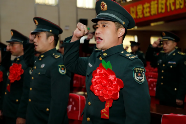 敬禮！第71集團軍組織退役士兵向軍旗告別儀式